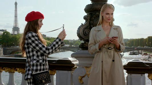 Кадр из сериала Эмили в Париже